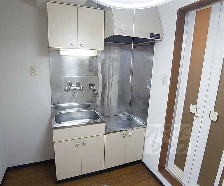 Kitchen. Two-burner stove can be installed