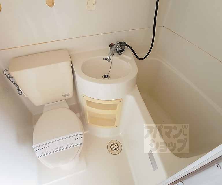 Bath. 3-point unit is a bus