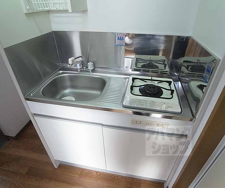 Kitchen. 1 lot gas stoves equipped