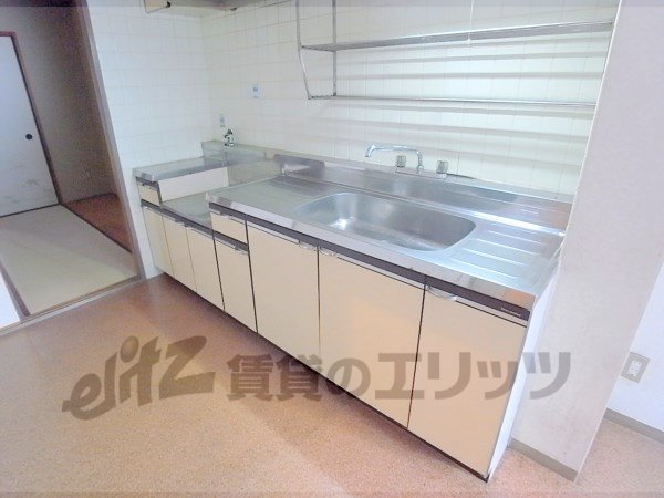 Kitchen. There is also space, Easy cooking.