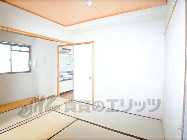 Living and room. It is in front of the Japanese-style room.