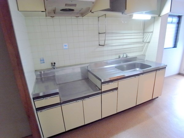 Kitchen. Large kitchen table.