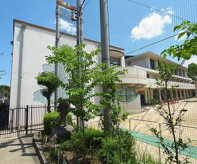 Primary school. Kinugasa to elementary school (elementary school) 738m