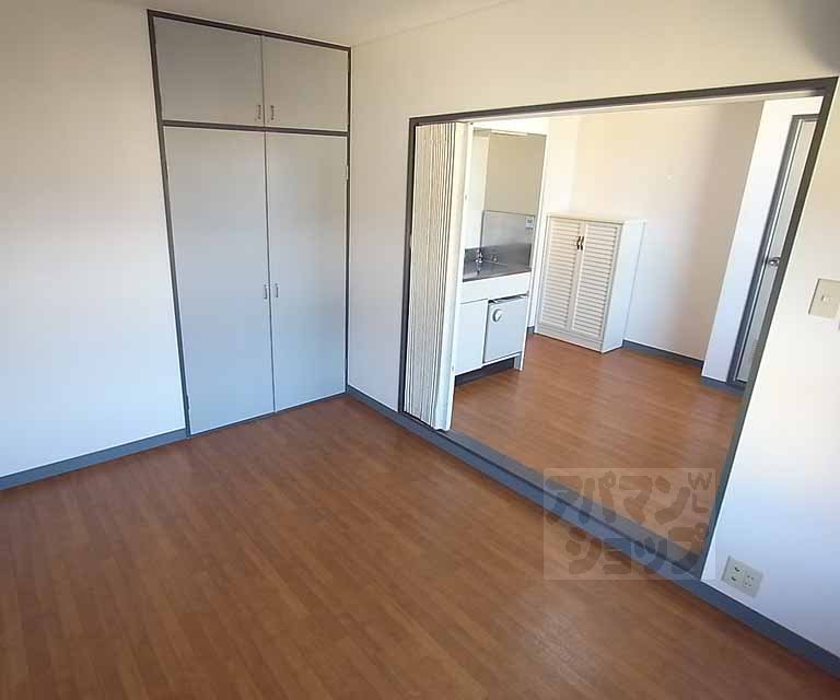 Living and room. Western-style 6 Pledge ・ Boundary between the dining is bulkhead. Curtain.