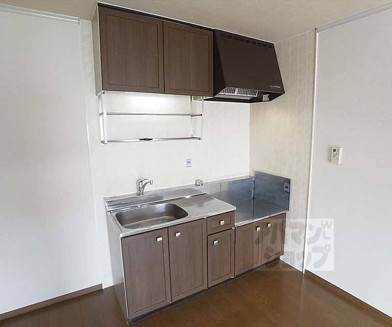 Kitchen. Two-burner stove can be installed