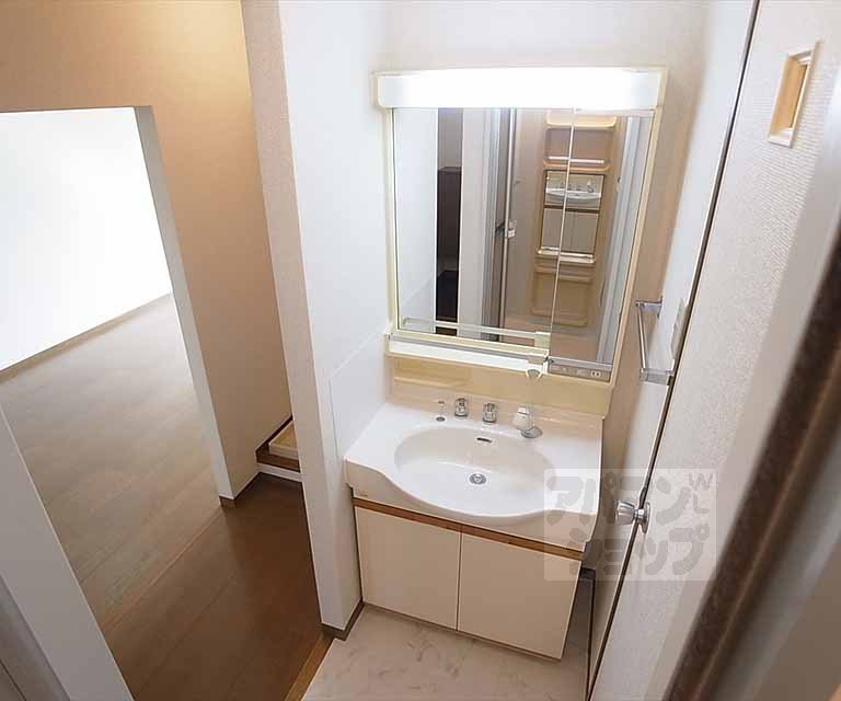 Washroom. Independent wash basin