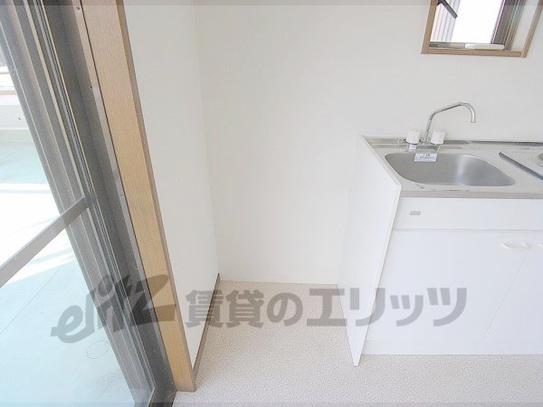 Other room space. Refrigerator yard