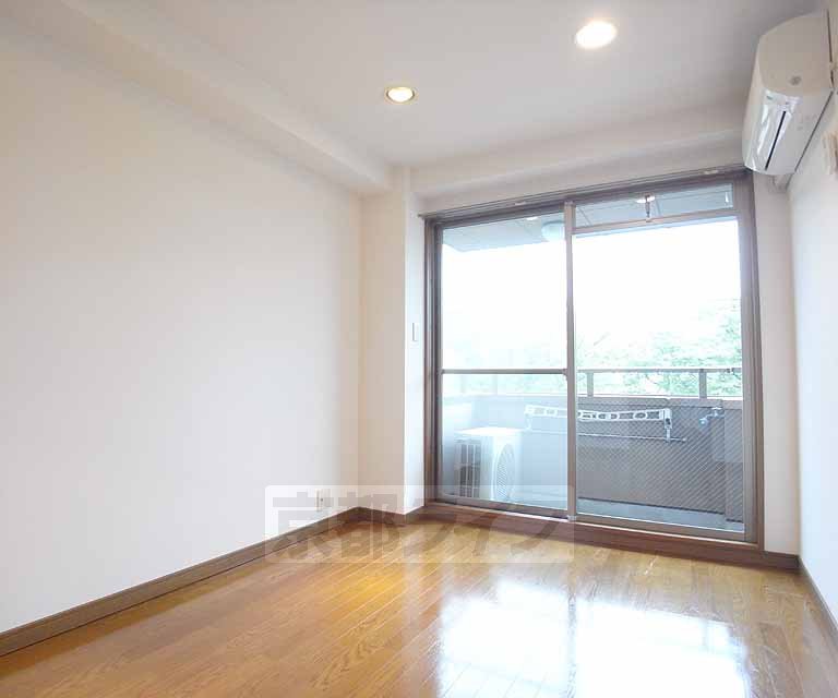 Living and room. 6 Pledge Western-style.