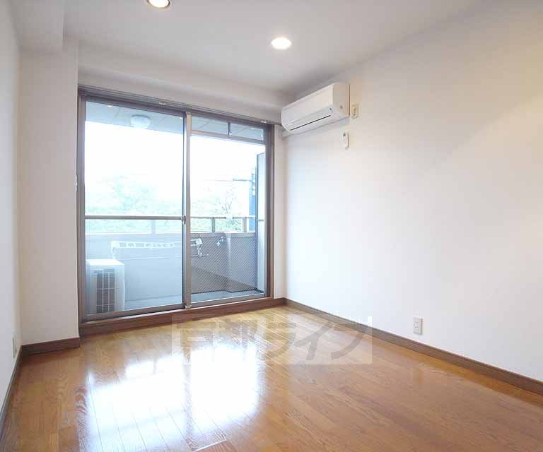 Living and room. 6 Pledge of Western-style.