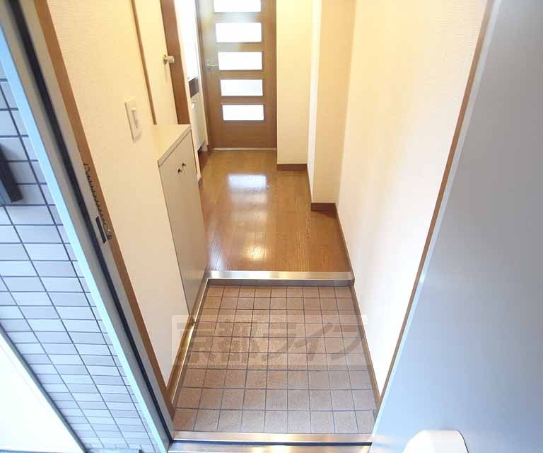 Entrance. It is entrance. Step is also low, I am happy in the spread.