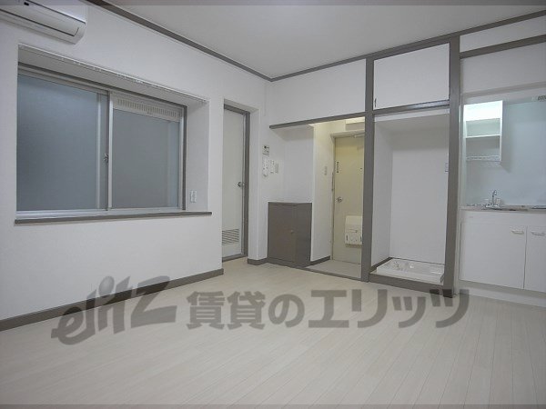 Living and room. Spacious rooms.