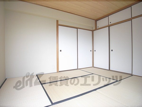 Living and room. There is also a spacious relaxing Japanese-style room.