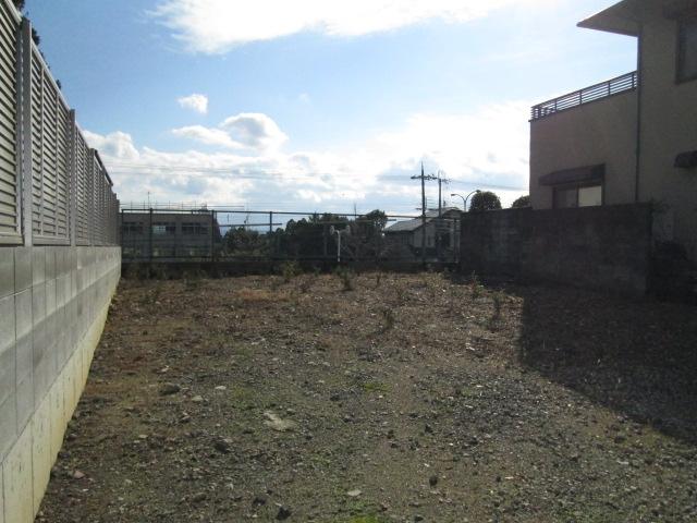 Local land photo. Local Photos The back side is vacant is good per yang! 