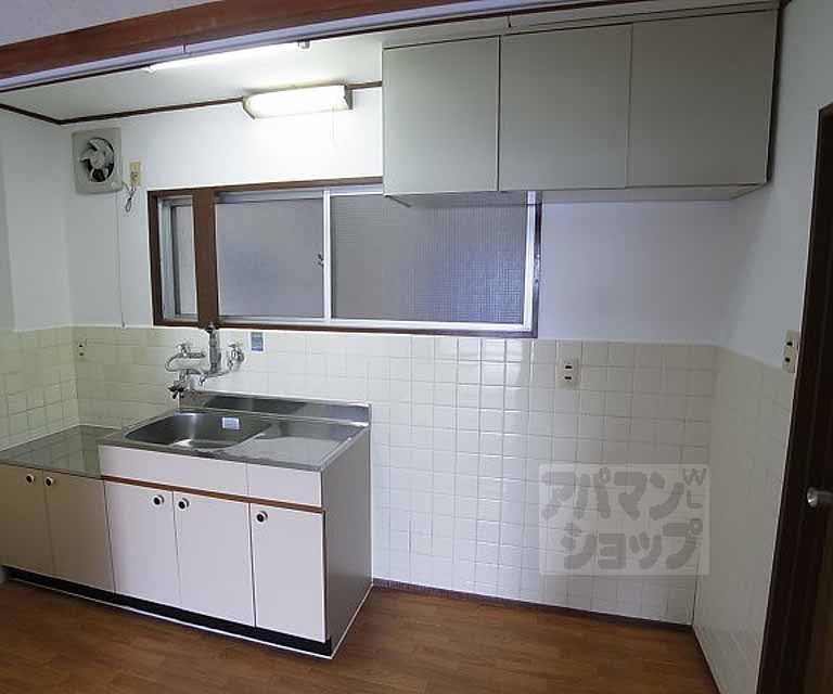 Kitchen. Two-burner stove can be installed!