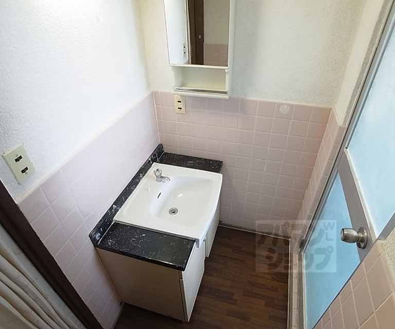 Washroom. Independent wash basin