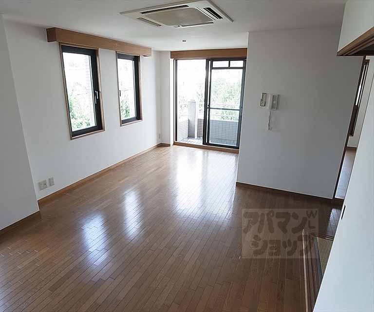 Living and room. Spacious living