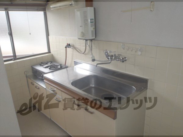 Kitchen. Large kitchen table.