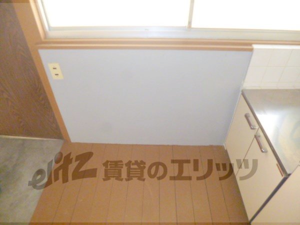 Other room space. Refrigerator yard