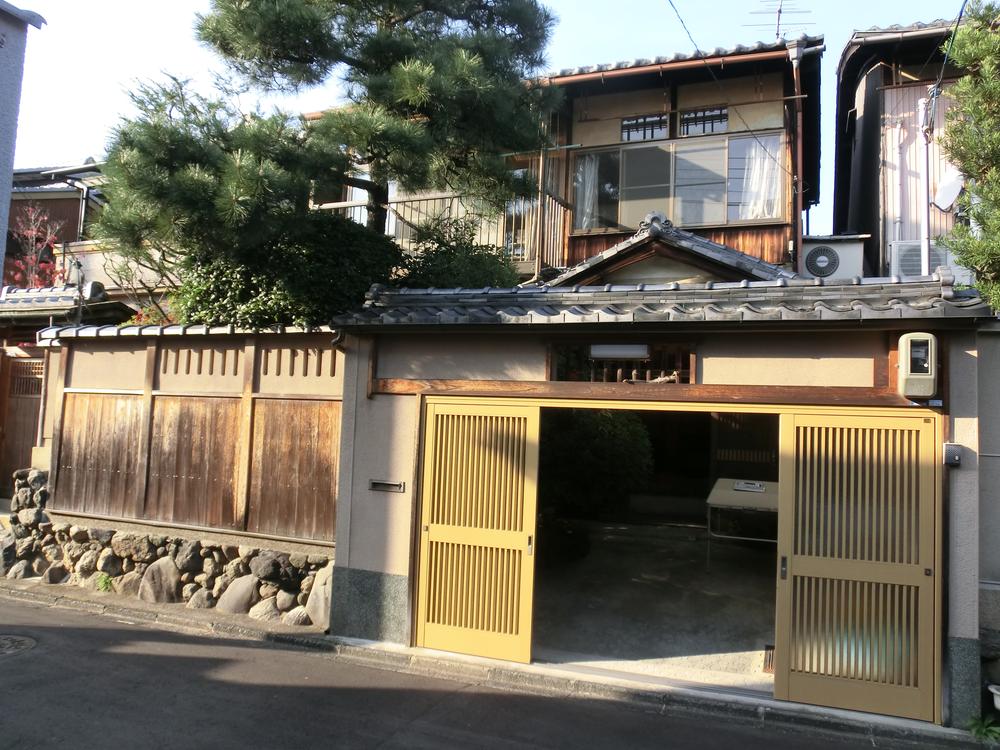 Local photos, including front road. Local (11 May 2013) Shooting