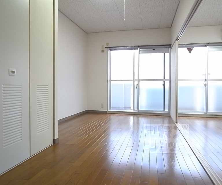 Living and room. It is south-facing bright rooms.