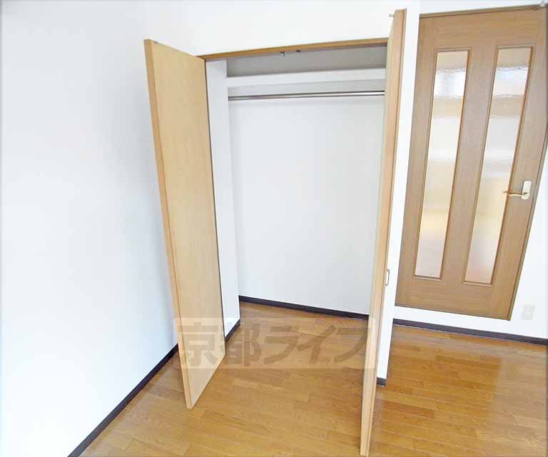 Receipt. Spacious storage.