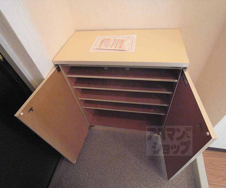 Living and room. Entrance next to the Western-style.