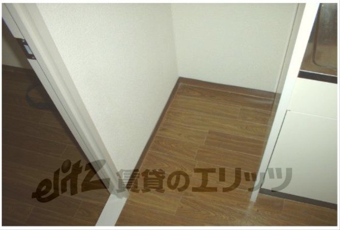 Other room space. Refrigerator yard