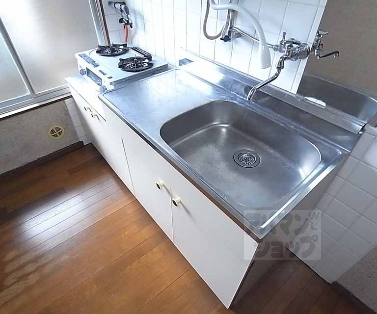 Kitchen. Two-burner stove can be installed