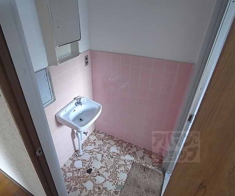 Washroom. Wash basin