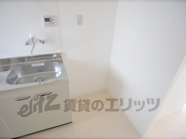 Other room space. Refrigerator yard