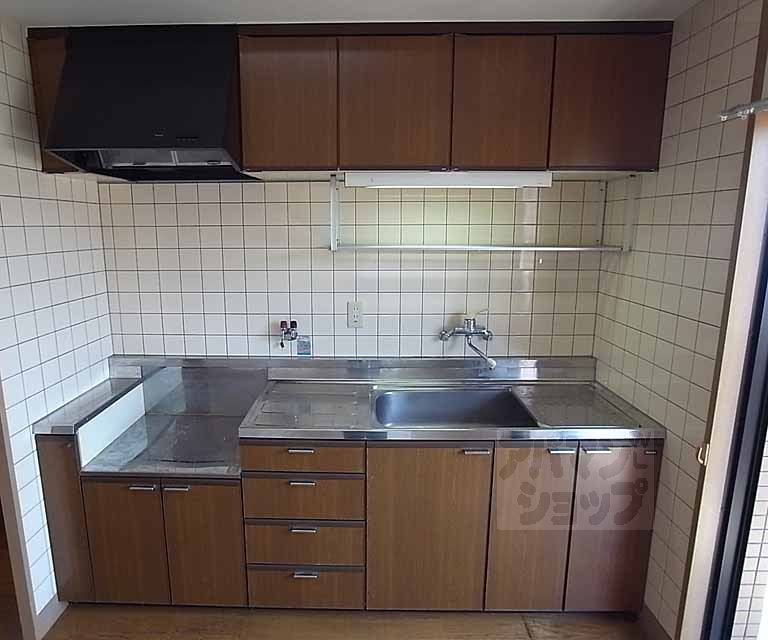 Kitchen. Two-burner stove can be installed