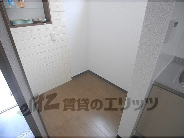 Other room space. Refrigerator yard