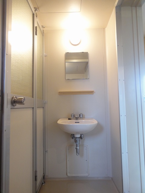 Other Equipment. Independent wash basin