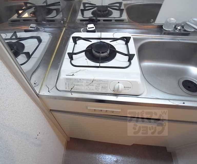 Kitchen. 1 lot gas stoves