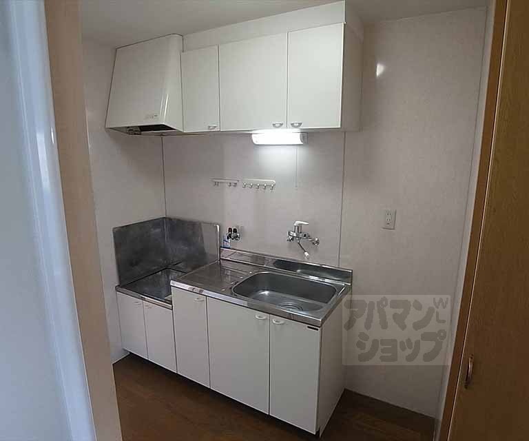 Kitchen. Two-burner stove can be installed