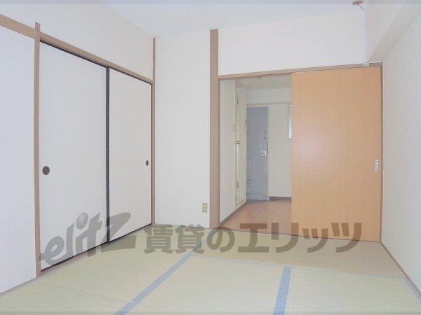 Living and room. Is a Japanese-style room.