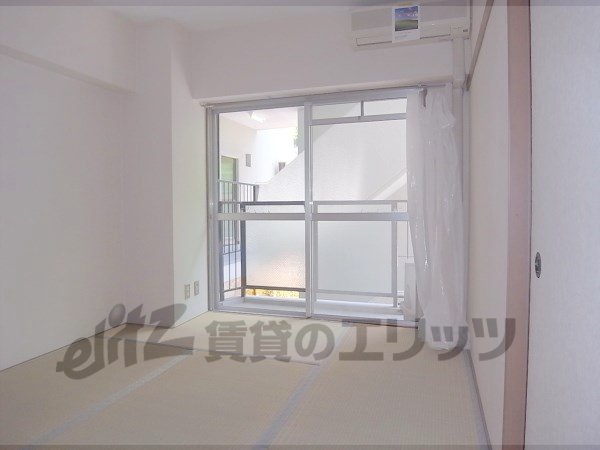 Living and room. Tatami is also beautiful.