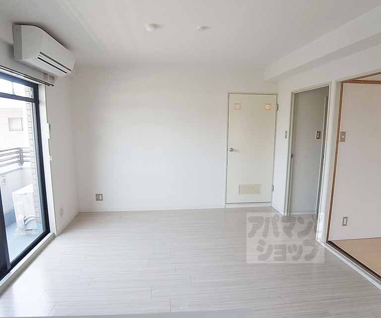 Living and room. Living part