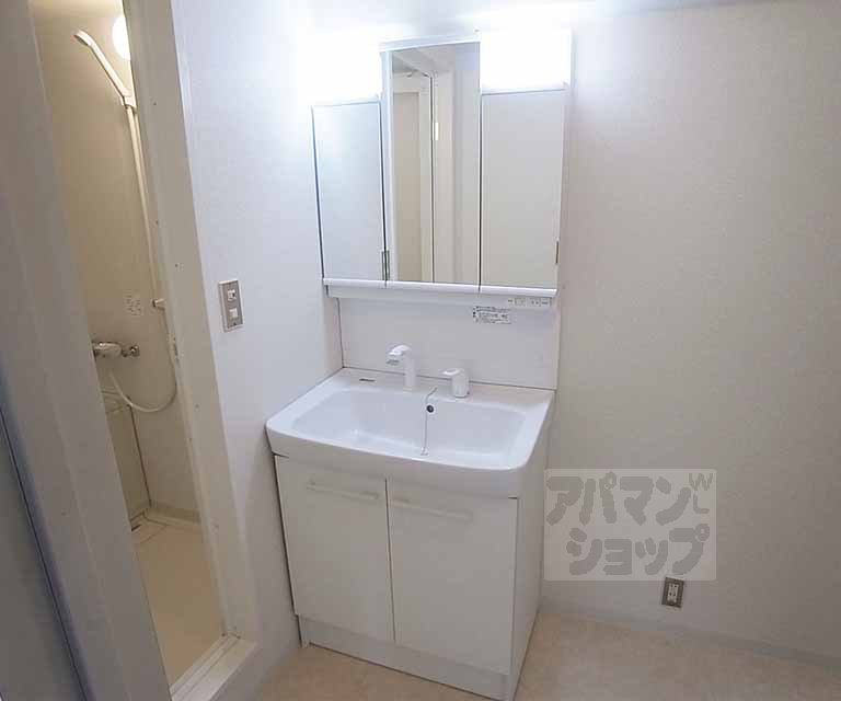 Washroom. It has been changed to shampoo dresser