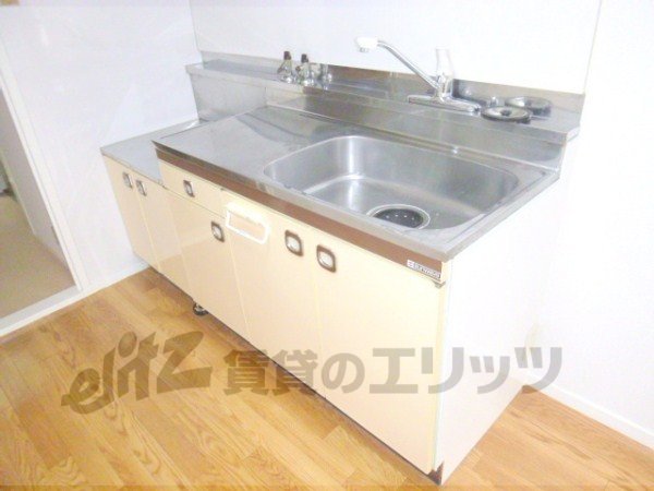 Kitchen. Two-burner stove is installed Allowed.