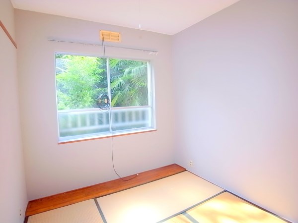 Living and room. Tatami is also beautiful.