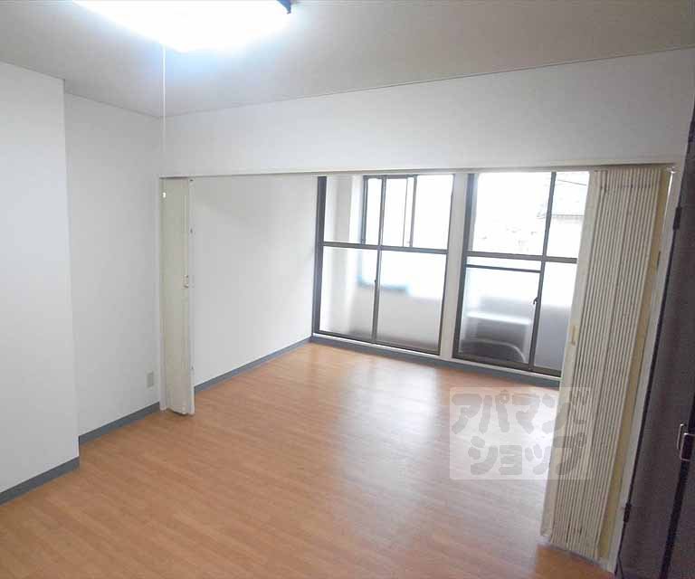 Living and room. Western-style 6 Pledge ・ There curtain to the boundary between the dining.