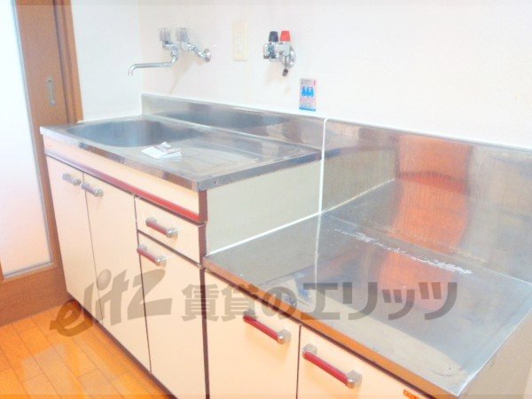 Kitchen. Stove size to put the two-necked