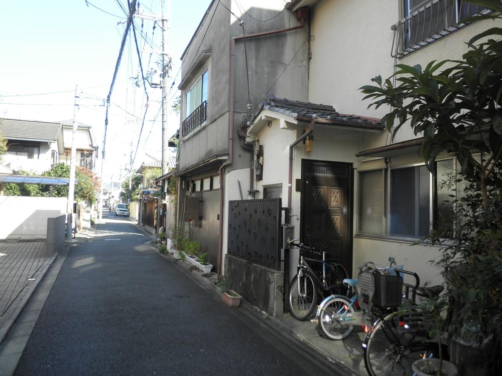 Local photos, including front road. Local (11 May 2013) Shooting