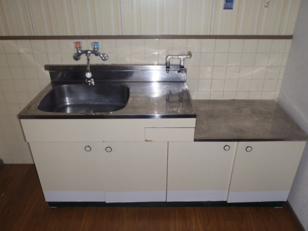 Kitchen. Two-burner stove is can be installed.