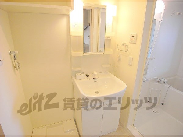 Washroom. Independent wash basin