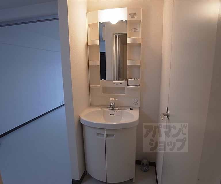 Washroom. Independent wash basin