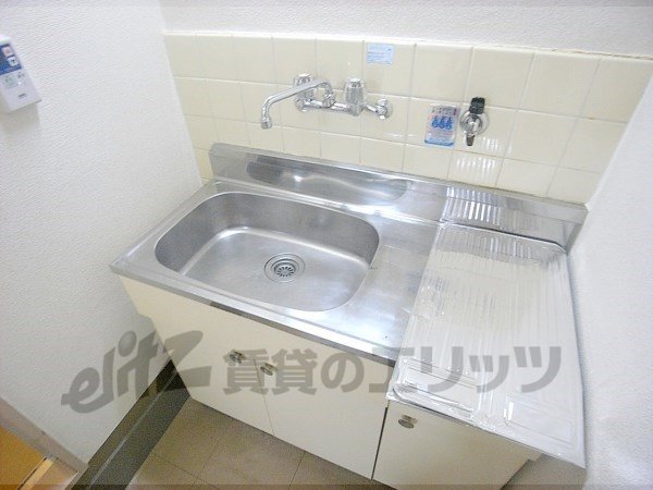 Kitchen. 1-neck is a gas stove can be installed