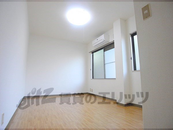 Living and room. Since 2 Menmado ventilation is also good