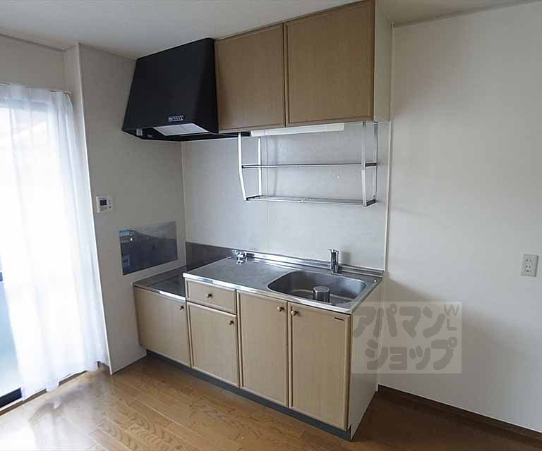 Kitchen. Two-burner stove can be installed